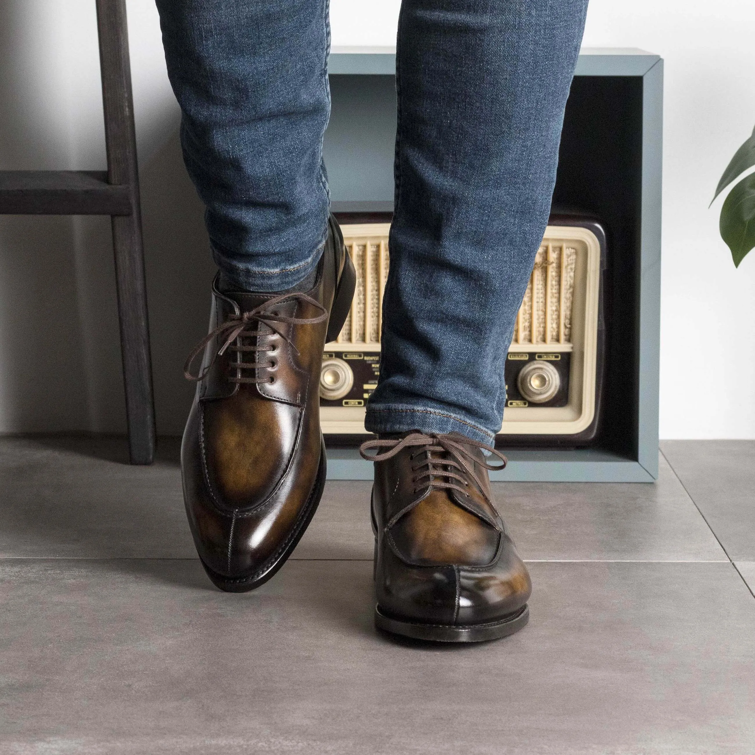 Custom Split Toe Brown Derby Shoes – Handcrafted Tobacco Patina Leather.